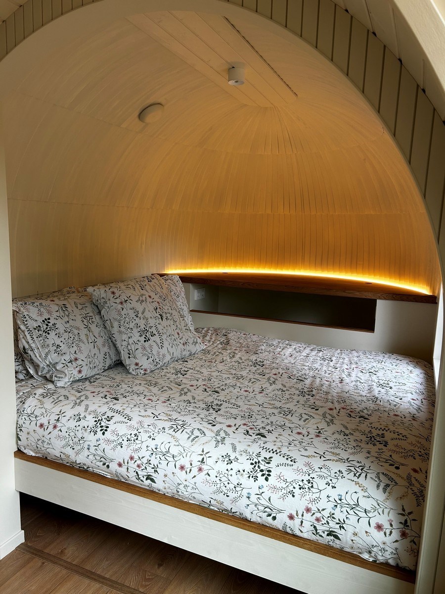 Iglu cabin midden in het bos