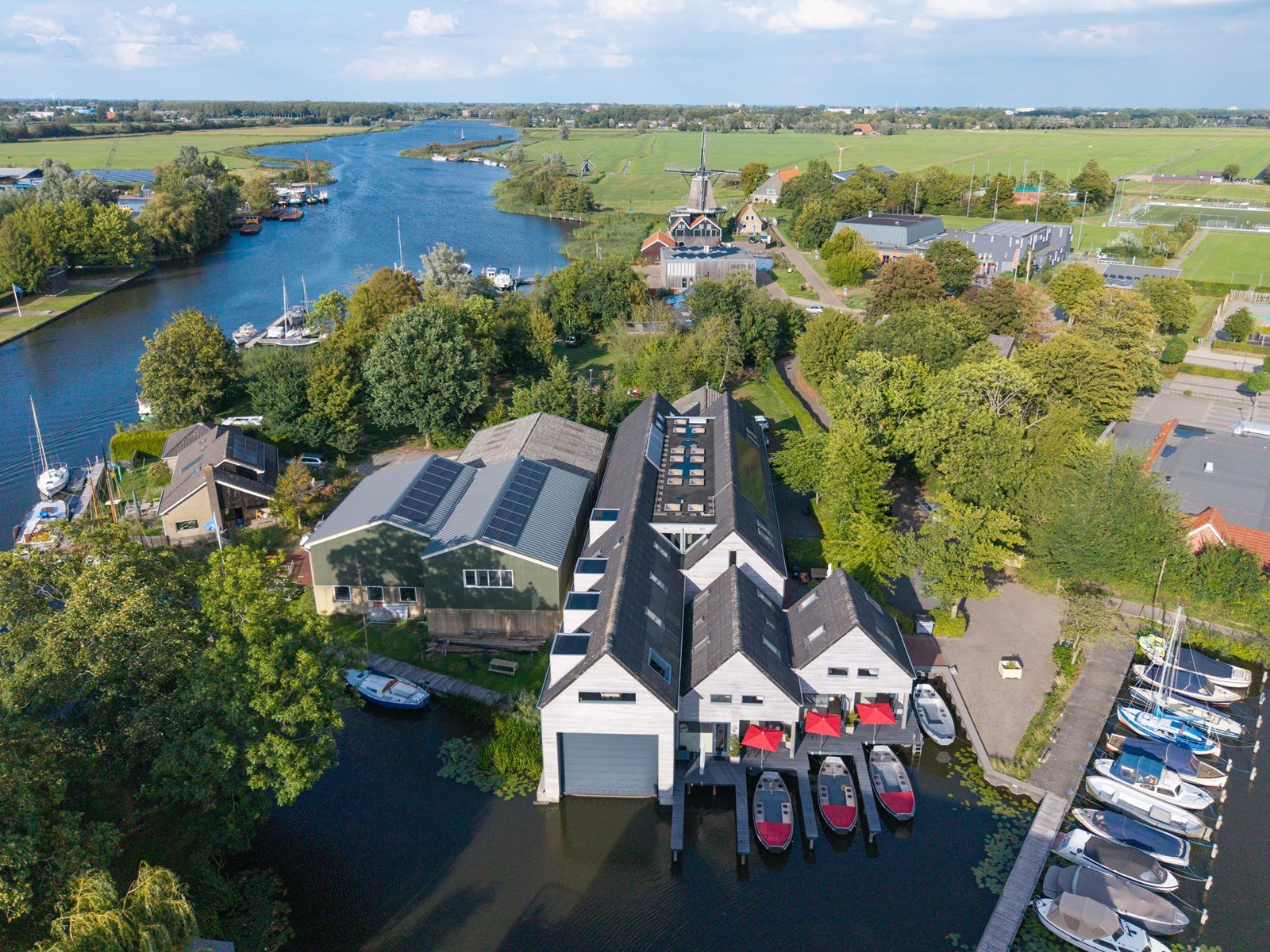 Vakantiehuisje aan de Elfstedenroute met je eigen elektrische bootje