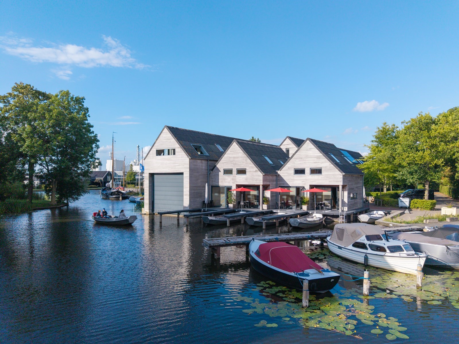 Vakantiehuisje aan de Elfstedenroute met je eigen elektrische bootje