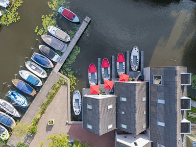 Vakantiehuisje aan de Elfstedenroute met je eigen elektrische bootje Vakantiehuisje aan de Elfstedenroute met je eigen elektrische bootje