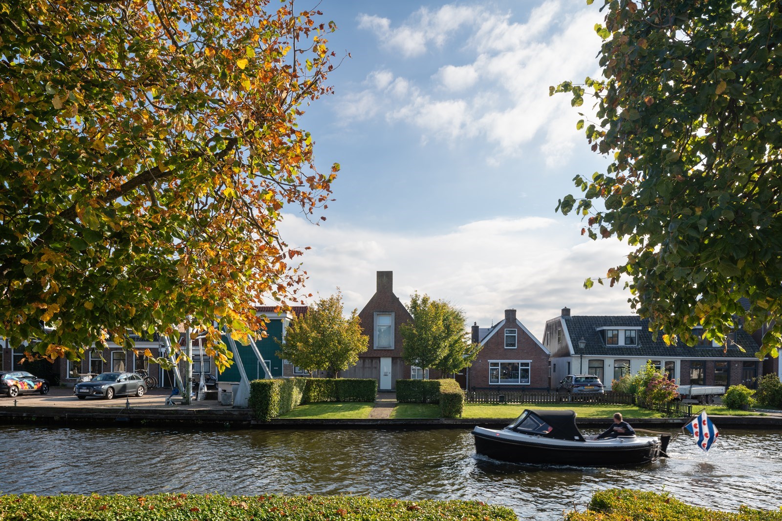 Bijzonder 10-persoons vakantiehuis met elektrische sloep 