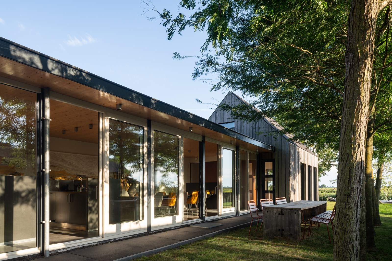 Bijzonder 10-persoons vakantiehuis met elektrische sloep 