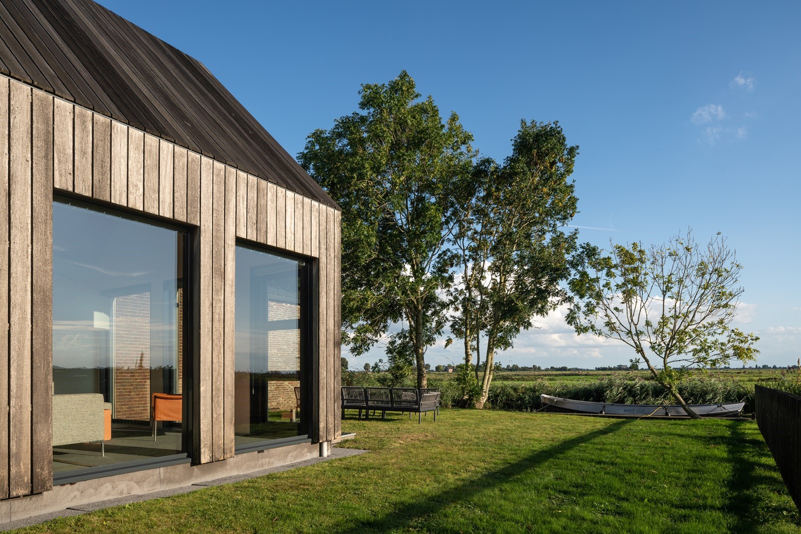 Bijzonder 10-persoons vakantiehuis met elektrische sloep 