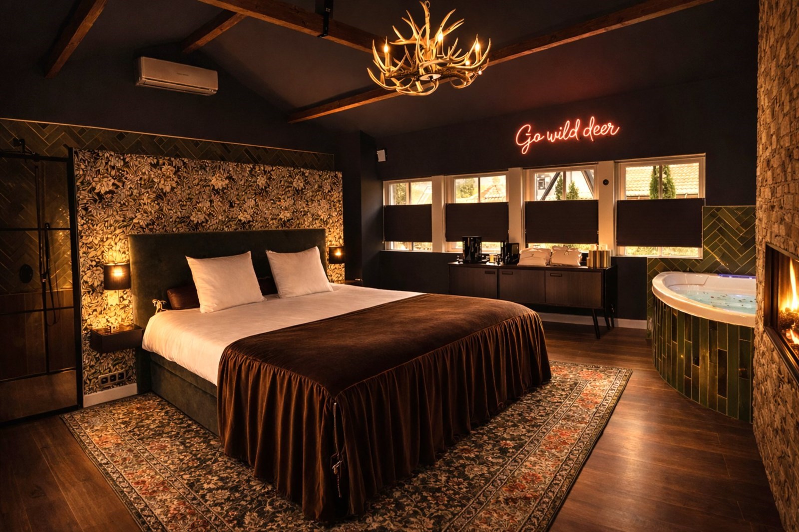 Luxe Jachthut Suite met 2 persoons Bubbelbad, eigen Hottub, Privé Sauna, Thuisbioscoop, Duo Douche en Openhaard & toegang Wellness Tuin. *** Gratis Fles Prosecco en Partner Connect Box ***