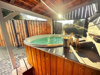 Luxe Jachthut Suite met 2 persoons Bubbelbad, eigen Hottub, Privé Sauna, Thuisbioscoop, Duo Douche en Openhaard & toegang Wellness Tuin. *** Gratis Fles Prosecco en Partner Connect Box ***                           Luxe Jachthut Suite met 2 persoons Bubbelbad, eigen Hottub, Privé Sauna, Thuisbioscoop, Duo Douche en Openhaard & toegang Wellness Tuin. *** Gratis Fles Prosecco en Partner Connect Box ***