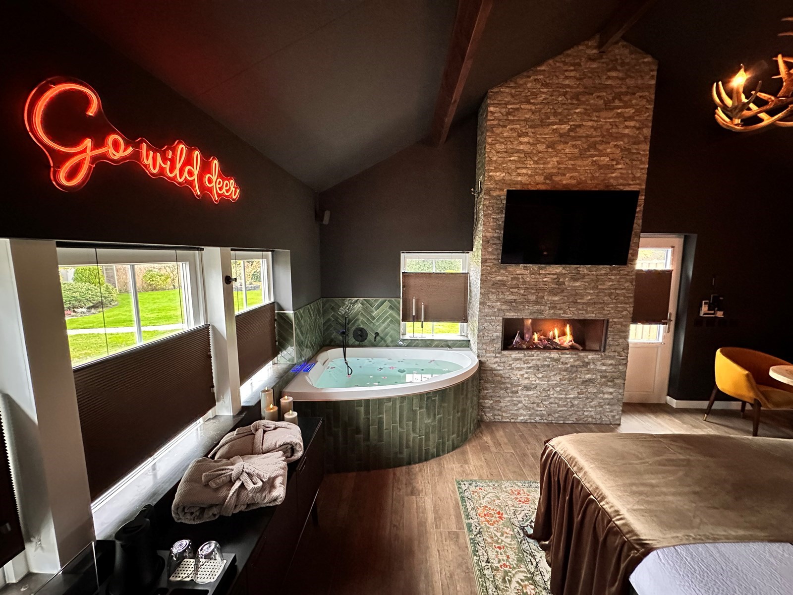 Luxe Jachthut Suite met 2 persoons Bubbelbad, eigen Hottub, Privé Sauna, Thuisbioscoop, Duo Douche en Openhaard & toegang Wellness Tuin. *** Gratis Fles Prosecco en Partner Connect Box ***                          