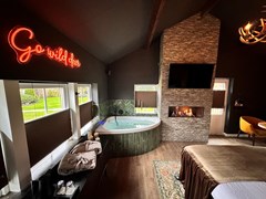 Luxe Jachthut Suite met 2 persoons Bubbelbad, eigen Hottub, Privé Sauna, Thuisbioscoop, Duo Douche en Openhaard & toegang Wellness Tuin. *** Gratis Fles Prosecco en Partner Connect Box ***                           Luxe Jachthut Suite met 2 persoons Bubbelbad, eigen Hottub, Privé Sauna, Thuisbioscoop, Duo Douche en Openhaard & toegang Wellness Tuin. *** Gratis Fles Prosecco en Partner Connect Box ***