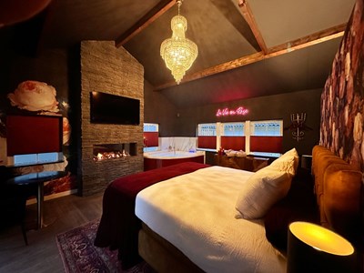 Luxe Boudoir Suite met 2 persoons Bubbelbad, Privé Sauna, Thuisbioscoop, Duo Douche en Openhaard & toegang Wellness Tuin. *** Gratis Fles Prosecco en Partner Connect Box *** Luxe Boudoir Suite met 2 persoons Bubbelbad, Privé Sauna, Thuisbioscoop, Duo Douche en Openhaard & toegang Wellness Tuin. *** Gratis Fles Prosecco en Partner Connect Box ***