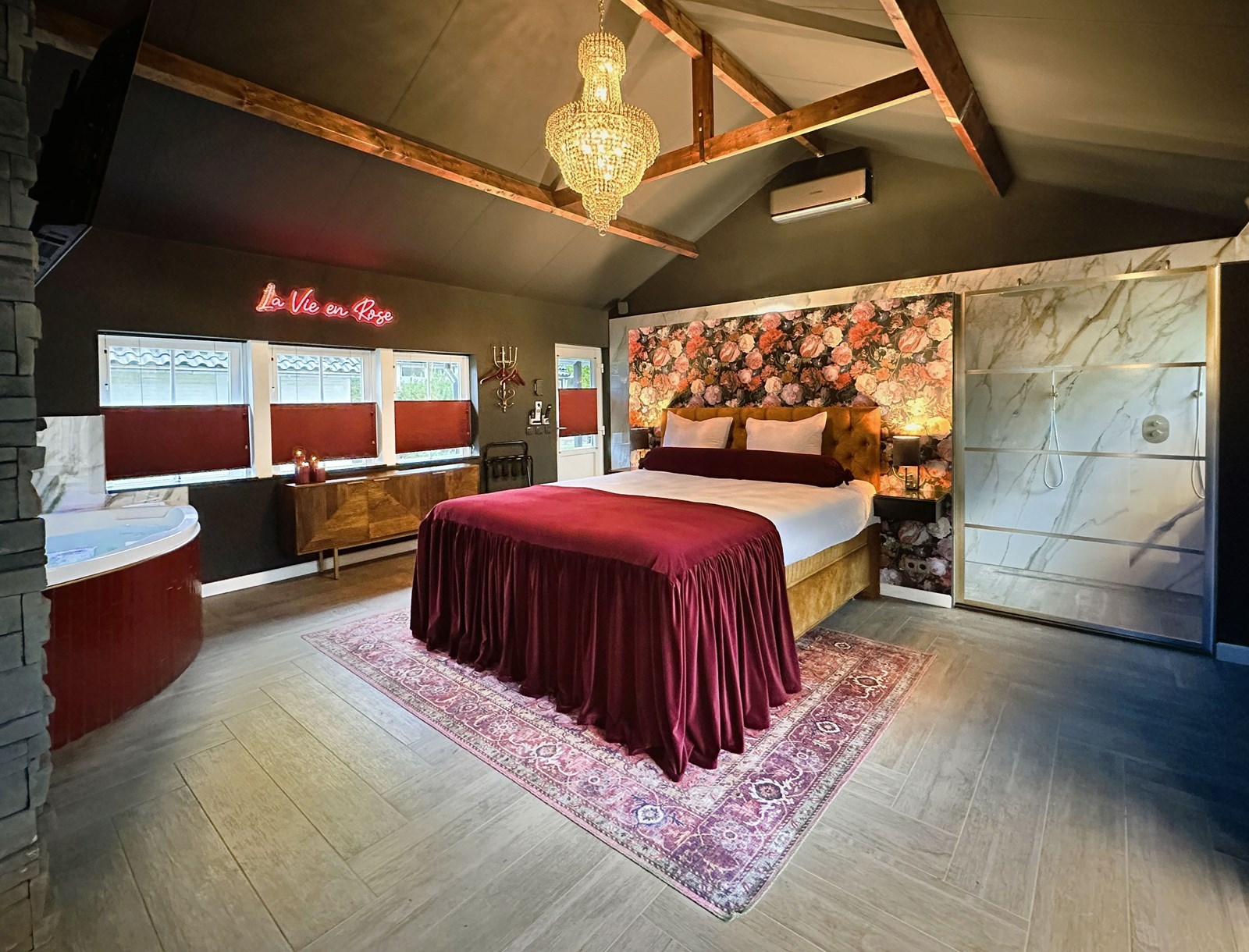 Luxe Boudoir Suite met 2 persoons Bubbelbad, Privé Sauna, Thuisbioscoop, Duo Douche en Openhaard & toegang Wellness Tuin. *** Gratis Fles Prosecco en Partner Connect Box ***                                   