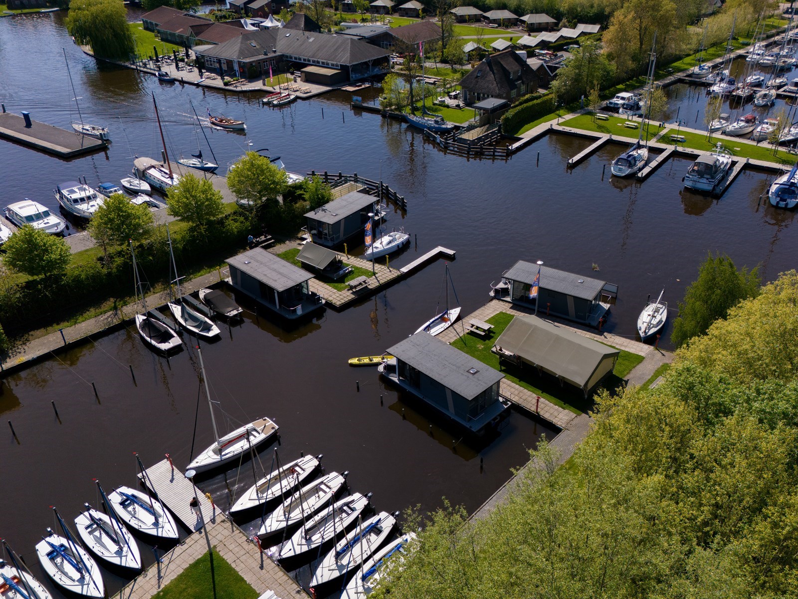 Houseboat in de jachthaven van Heeg