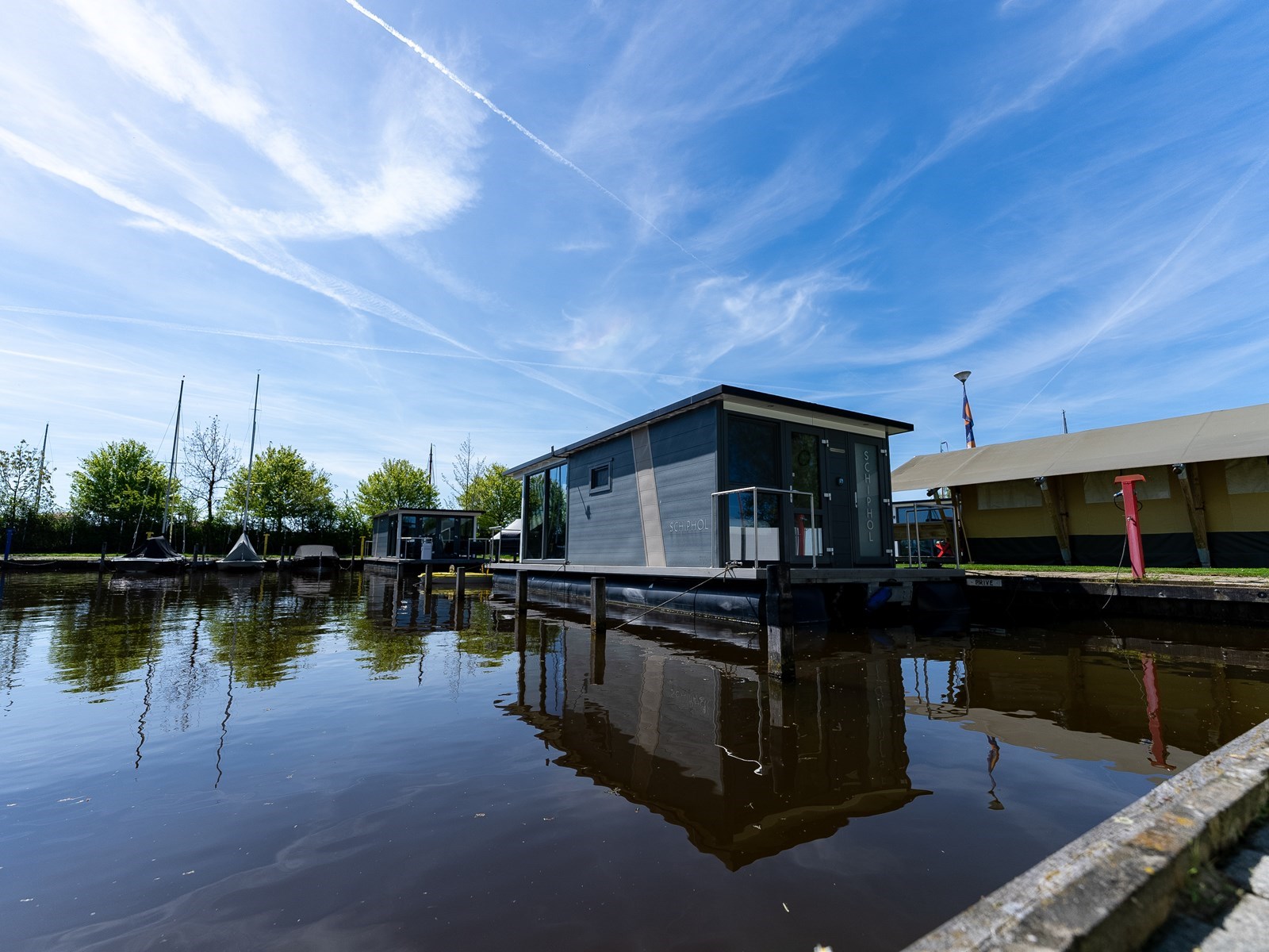 Houseboat in de jachthaven van Heeg