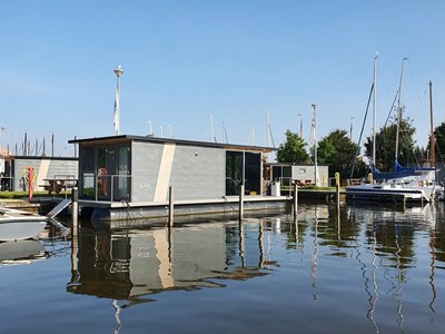 Houseboat in de jachthaven van Heeg Houseboat in de jachthaven van Heeg