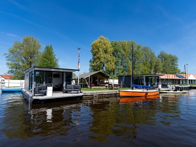 Houseboat in de jachthaven van Heeg Houseboat in de jachthaven van Heeg