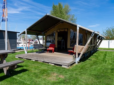 Glamping in een safaritent in de jachthaven van Heeg Glamping in een safaritent in de jachthaven van Heeg