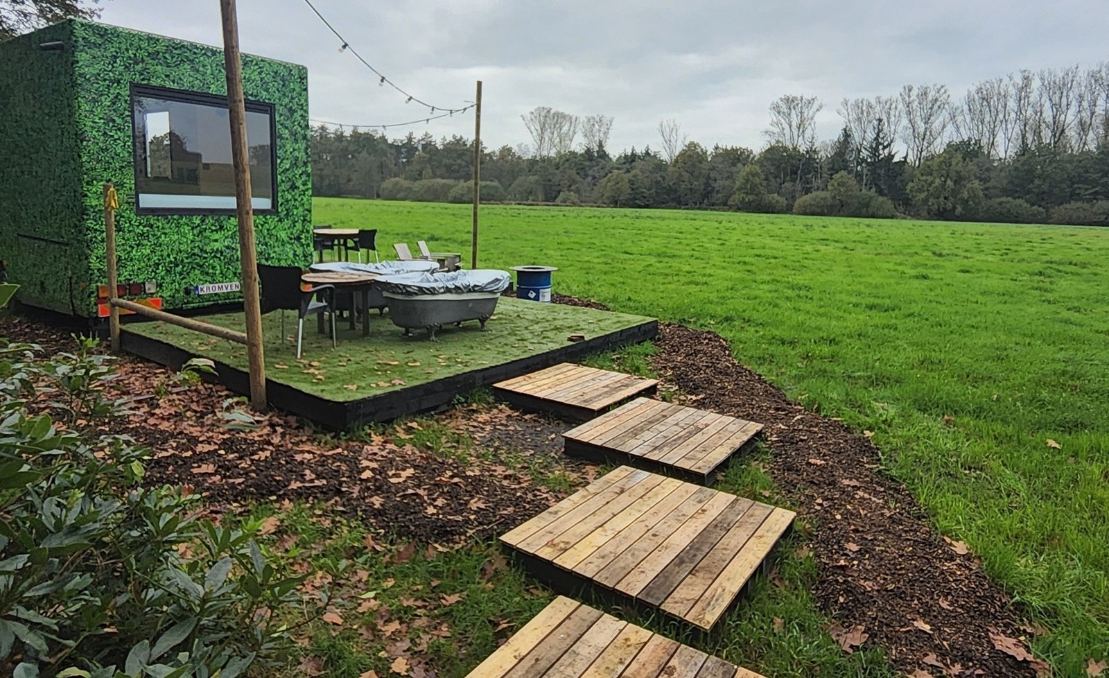 Overnachten in een omgebouwde winkelwagen met een bijzonder gietijzeren bad