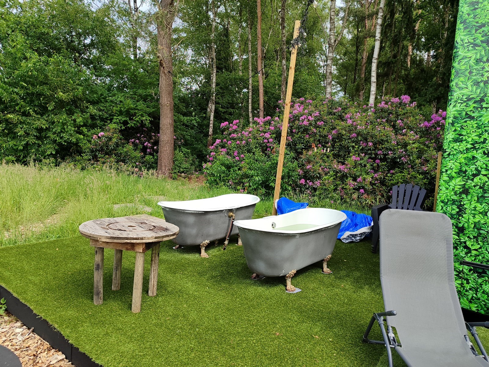 Overnachten in een omgebouwde winkelwagen met een bijzonder gietijzeren bad