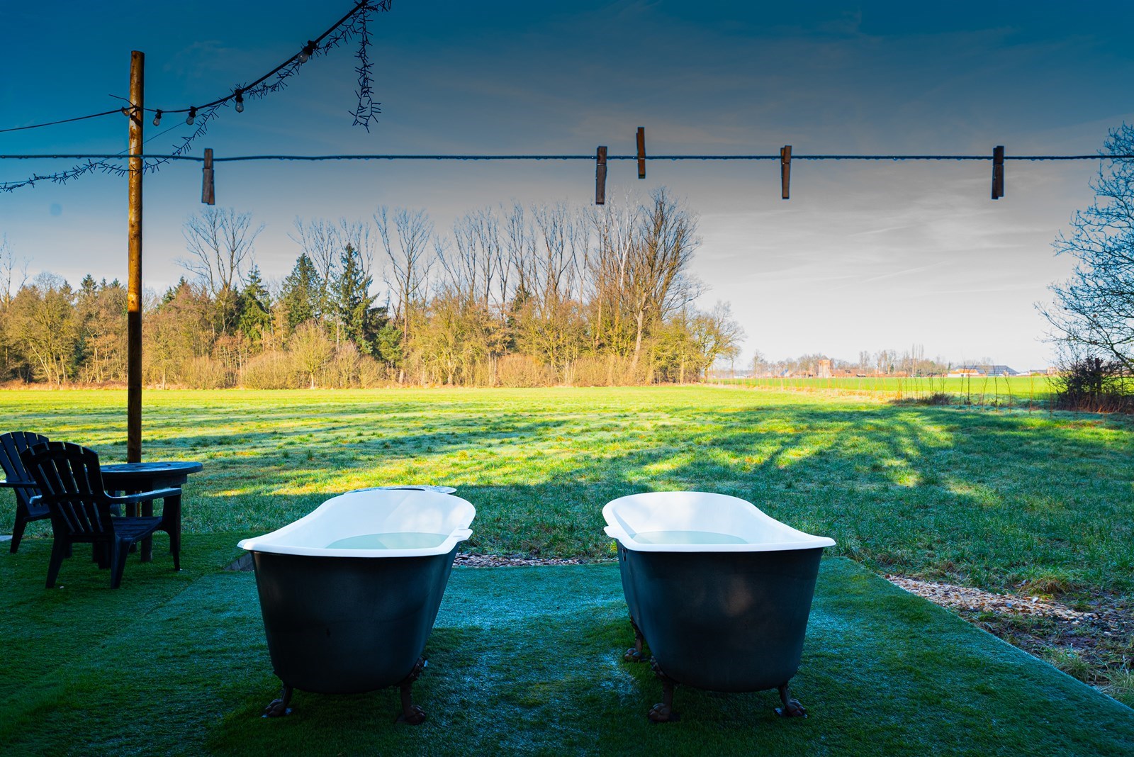 Overnachten in een omgebouwde winkelwagen met een bijzonder gietijzeren bad
