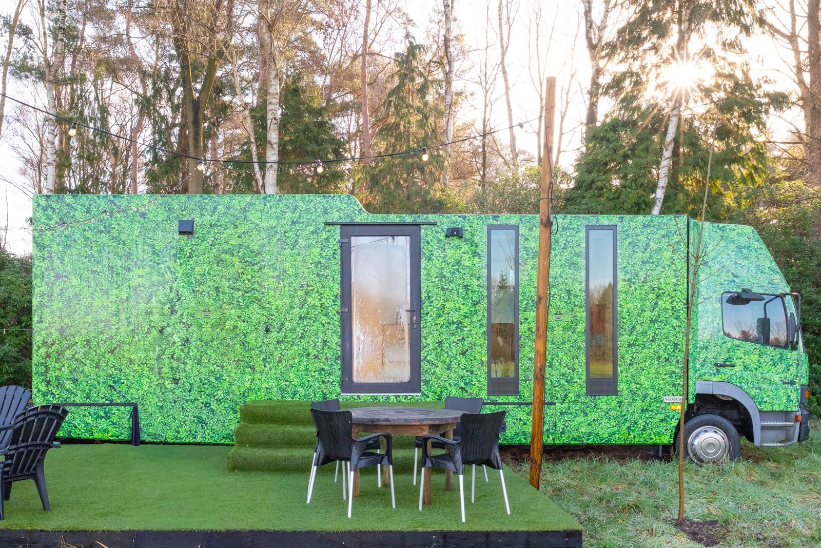 Overnachten in een omgebouwde winkelwagen met een bijzonder gietijzeren bad