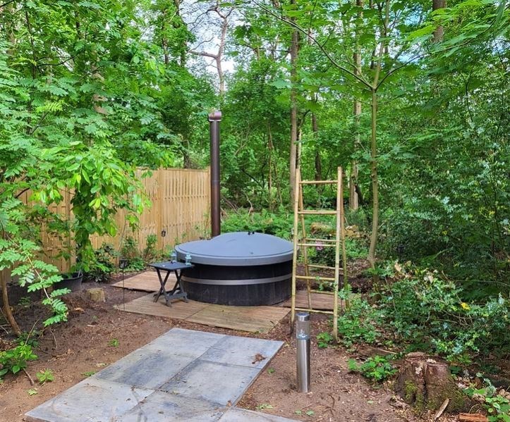 Chalet in een voedselbos met een wellnesstuin met sauna en houtgestookte hottub