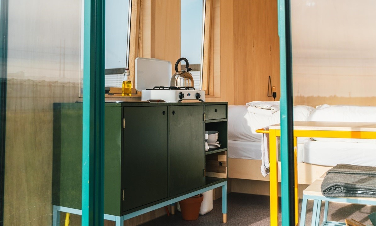Eindeloos turen over de polder door de grote glazen wand van deze unieke hut