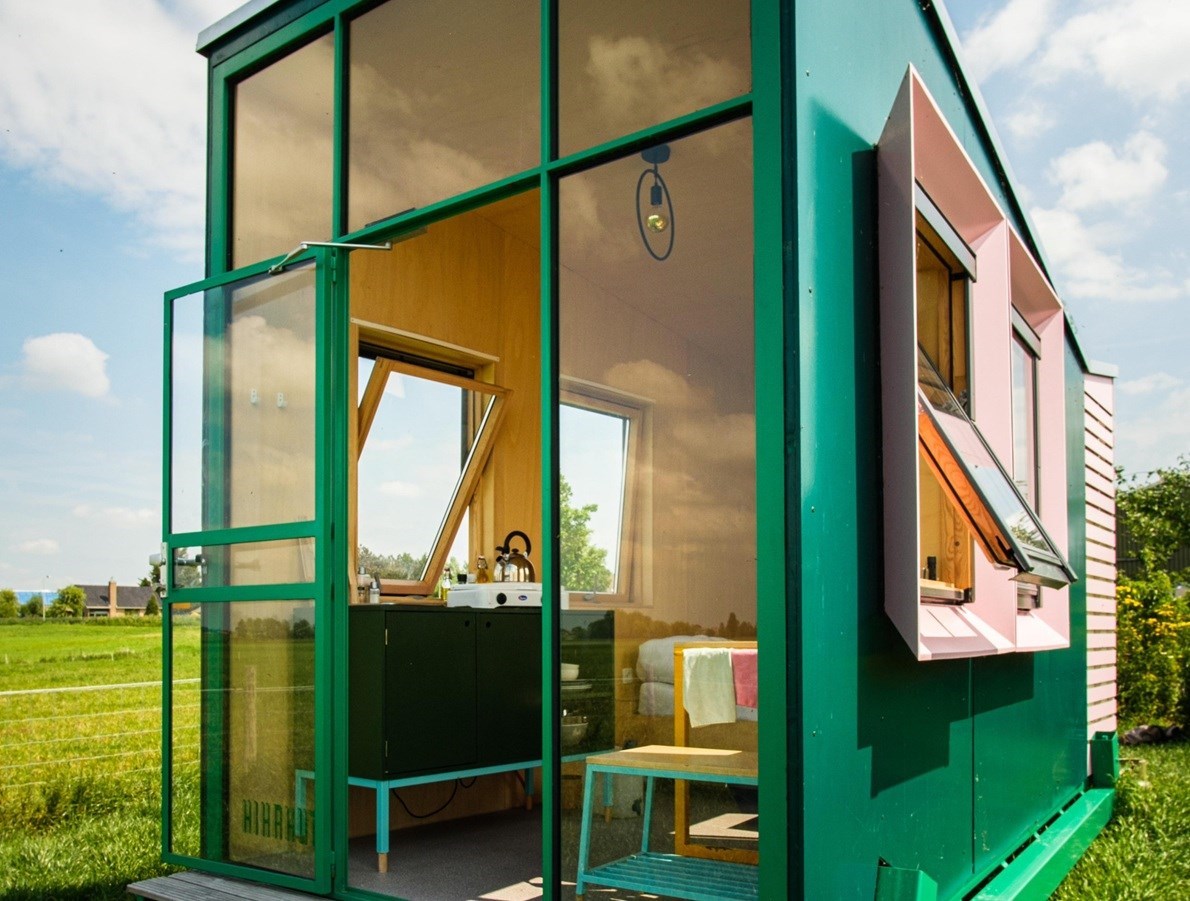 Eindeloos turen over de polder door de grote glazen wand van deze unieke hut