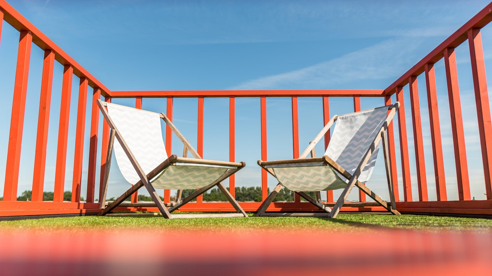 Vanuit je hut of vanaf het dakterras geniet je van een panoramisch uitzicht over het weidse landschap.