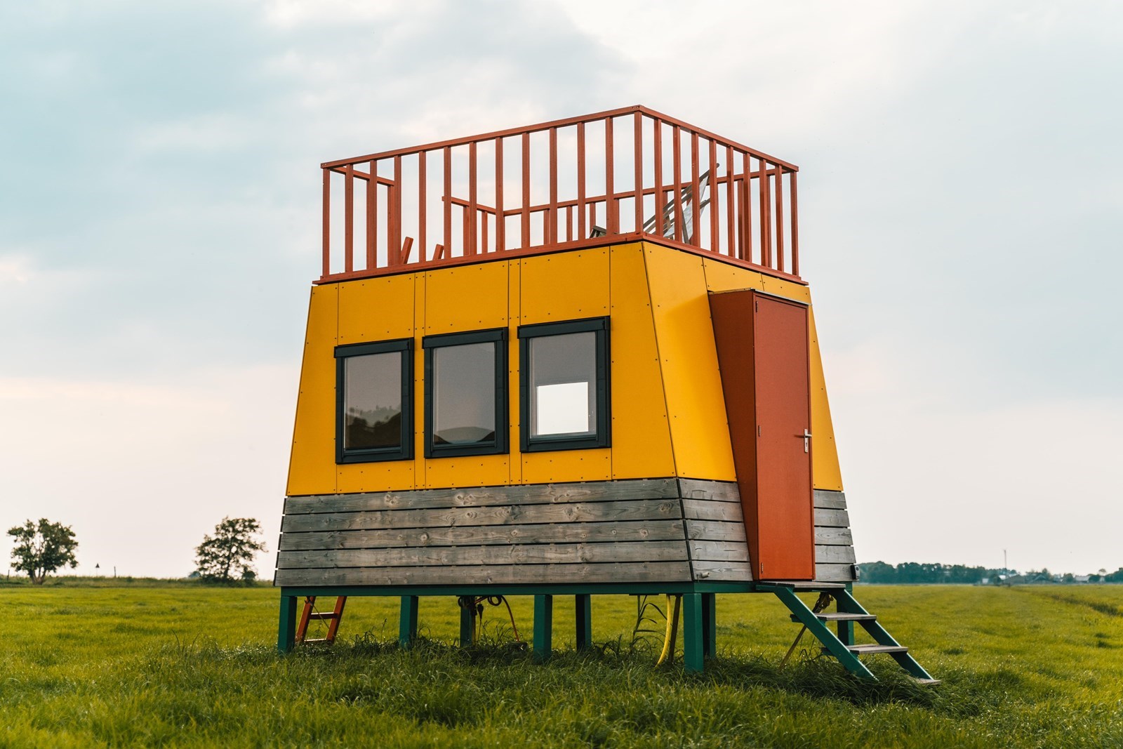 Vanuit je hut of vanaf het dakterras geniet je van een panoramisch uitzicht over het weidse landschap.