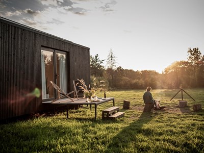 Origineel overnachten tussen de koeien in een off grid eco design cabin Origineel overnachten tussen de koeien in een off grid eco design cabin