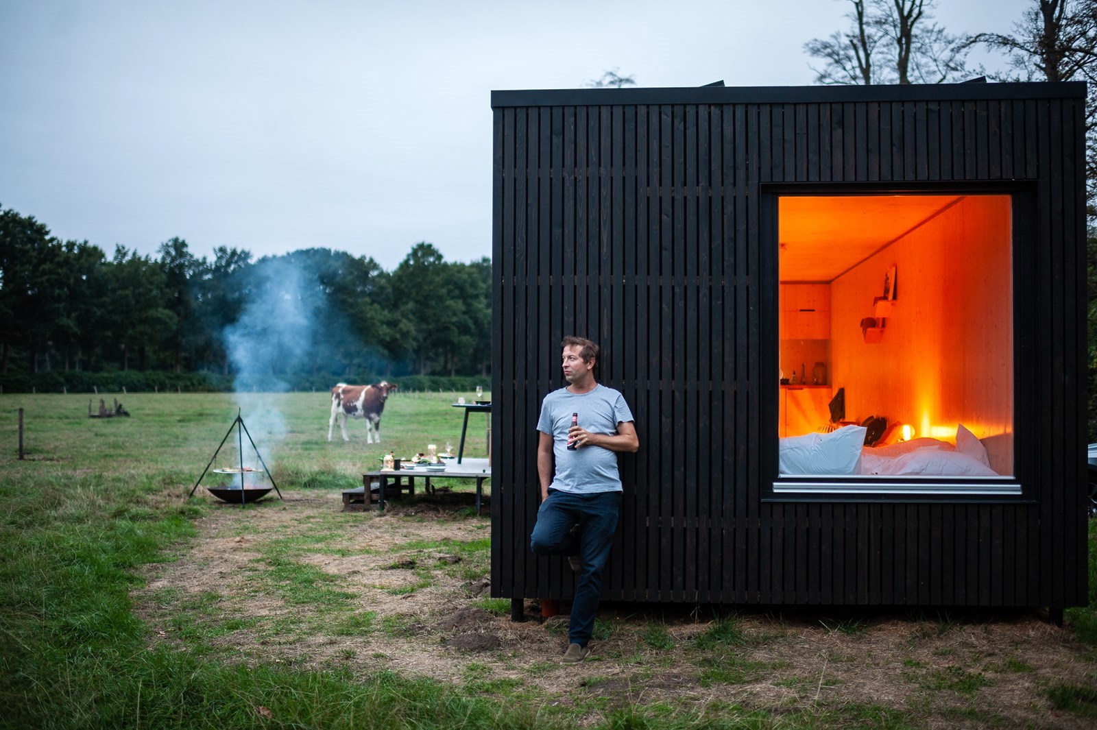 Origineel overnachten tussen de koeien in een off grid eco design cabin