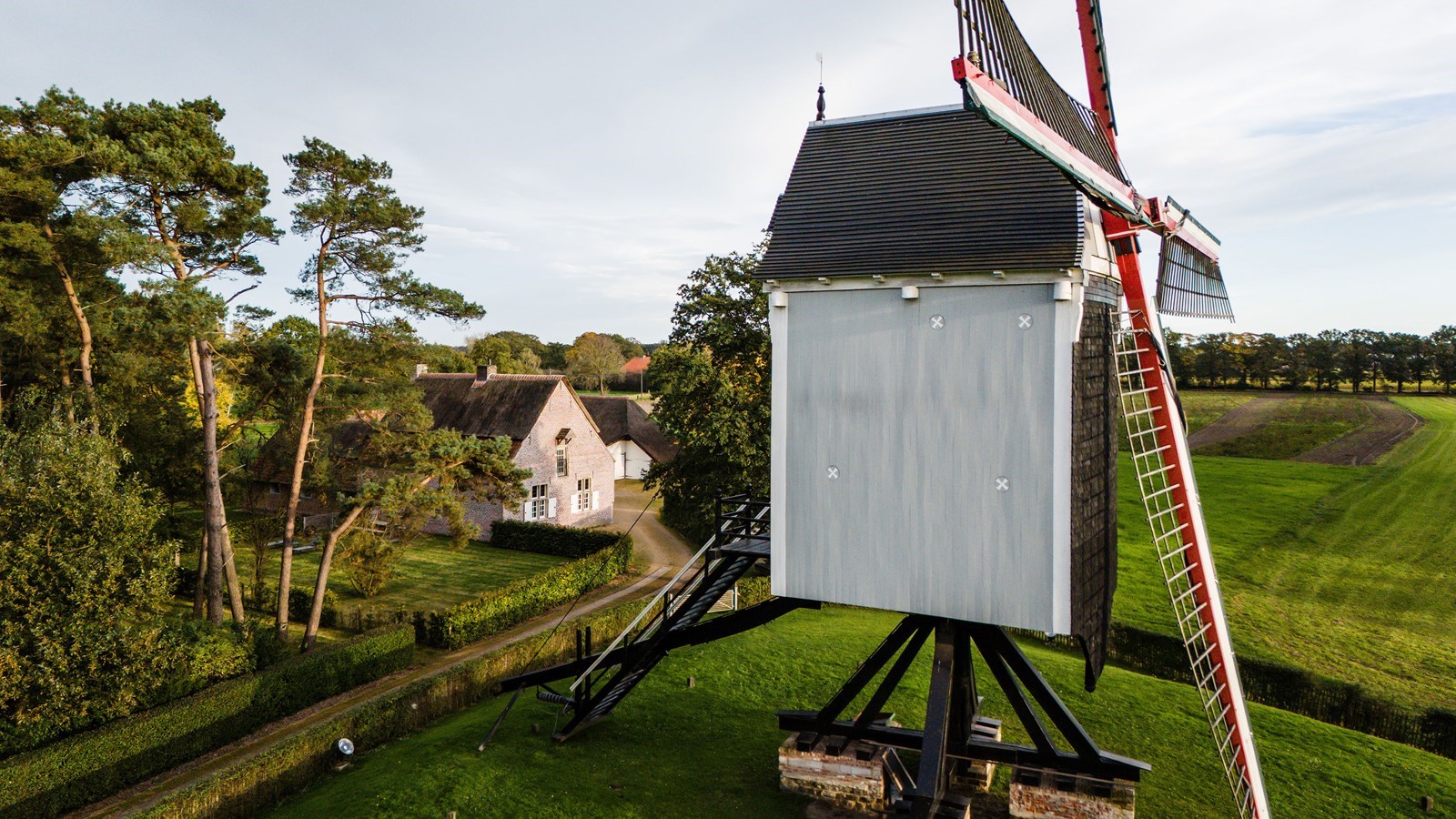 Gerestaureerde oude molenaarswoning op een historisch erfgoeddomein in het groen