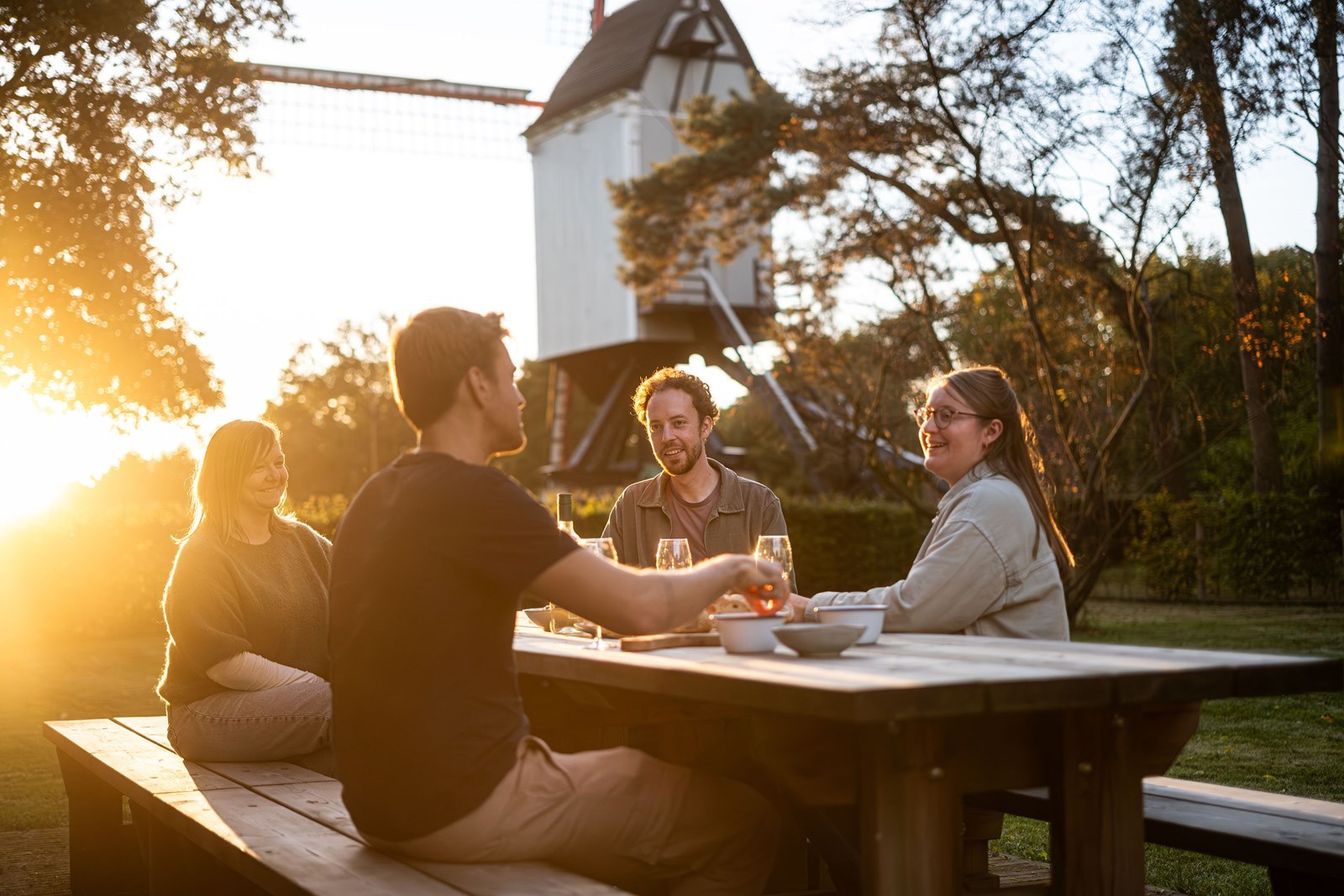 Gerestaureerde oude molenaarswoning op een historisch erfgoeddomein in het groen