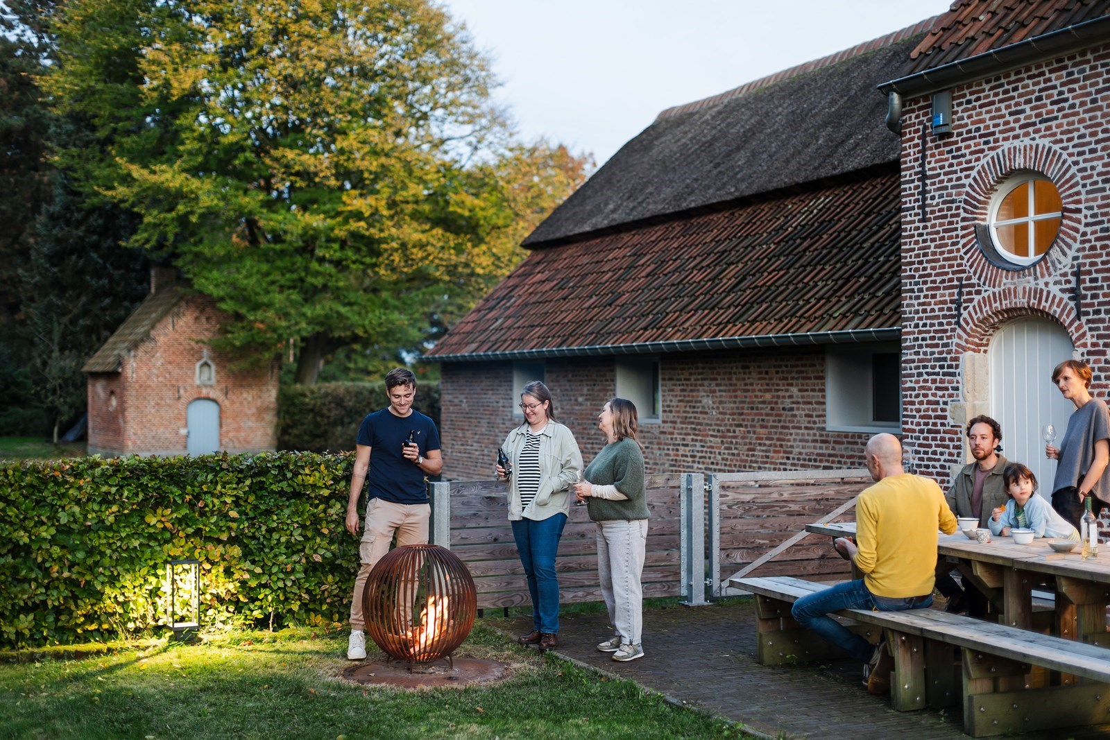 Gerestaureerde oude molenaarswoning op een historisch erfgoeddomein in het groen