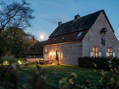 Gerestaureerde oude molenaarswoning op een historisch erfgoeddomein in het groen Gerestaureerde oude molenaarswoning op een historisch erfgoeddomein in het groen