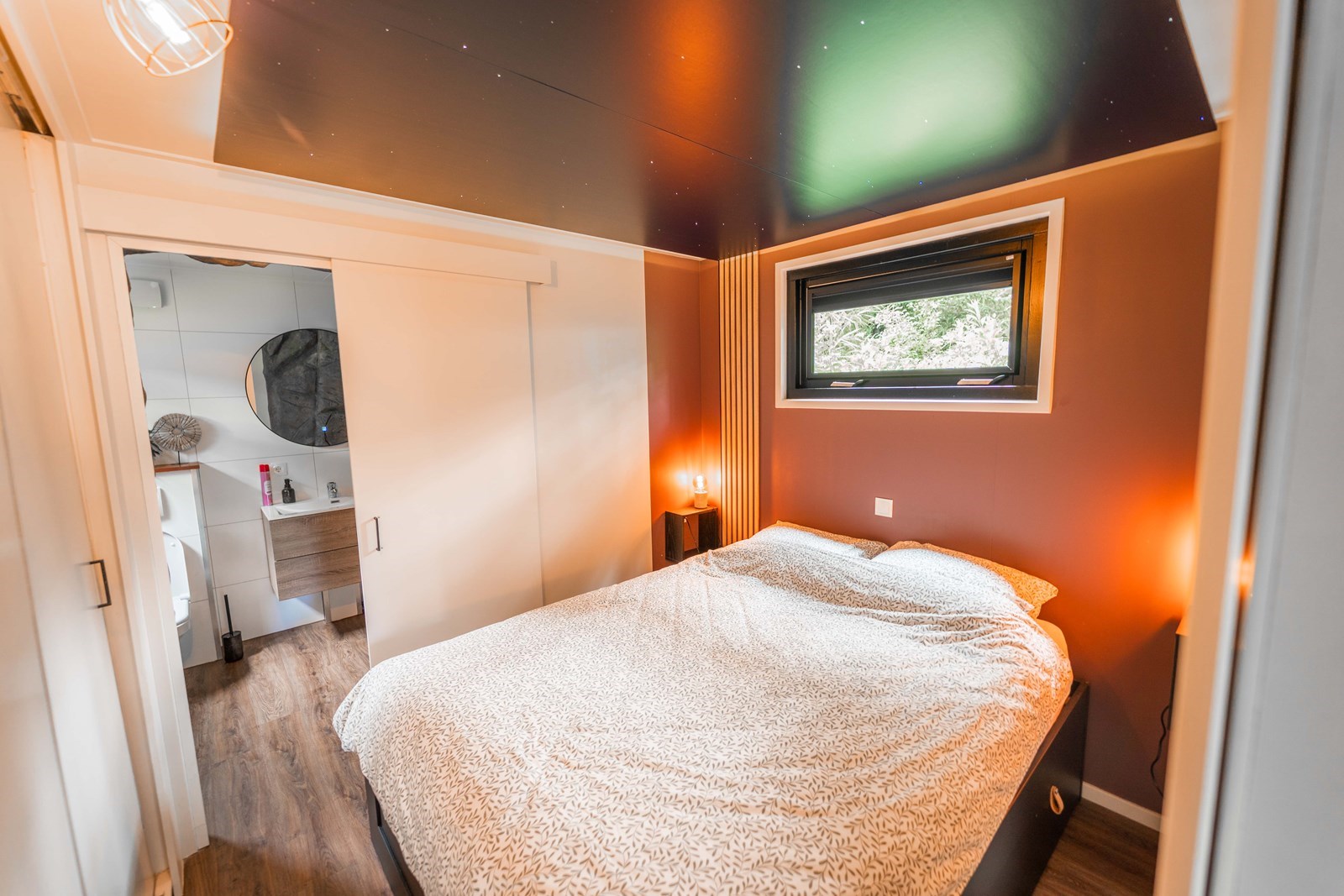 Tiny House met een sterrenplafond boven het bed