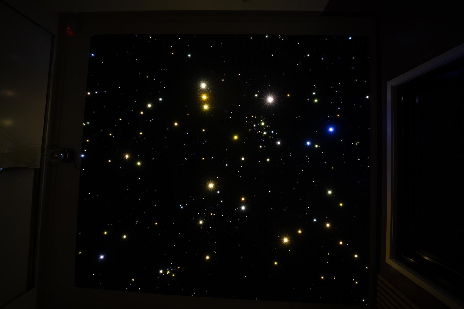 Tiny House met een sterrenplafond boven het bed