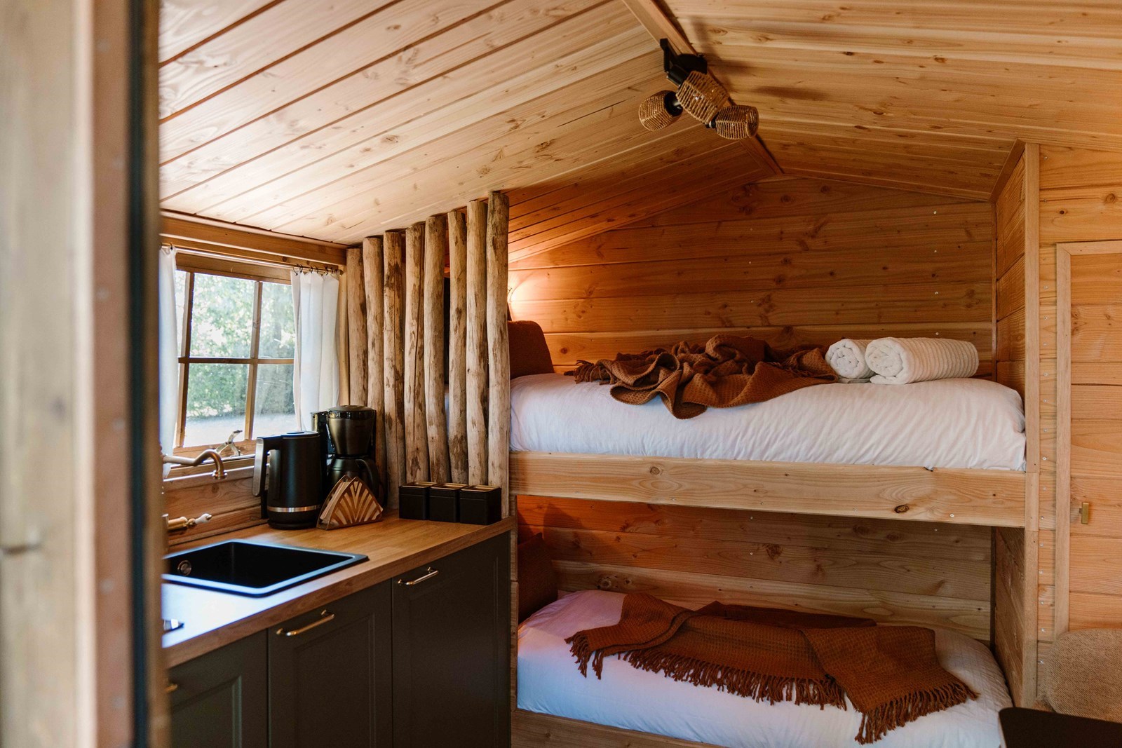 Slapen in een bijzondere houten cabin