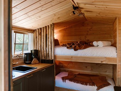 Slapen in een bijzondere houten cabin Slapen in een bijzondere houten cabin