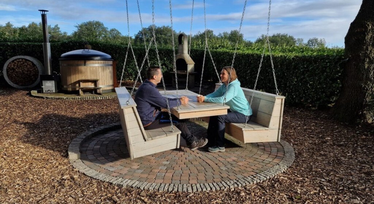 Unieke Boomkampeerton met houtgestookte privé hottub