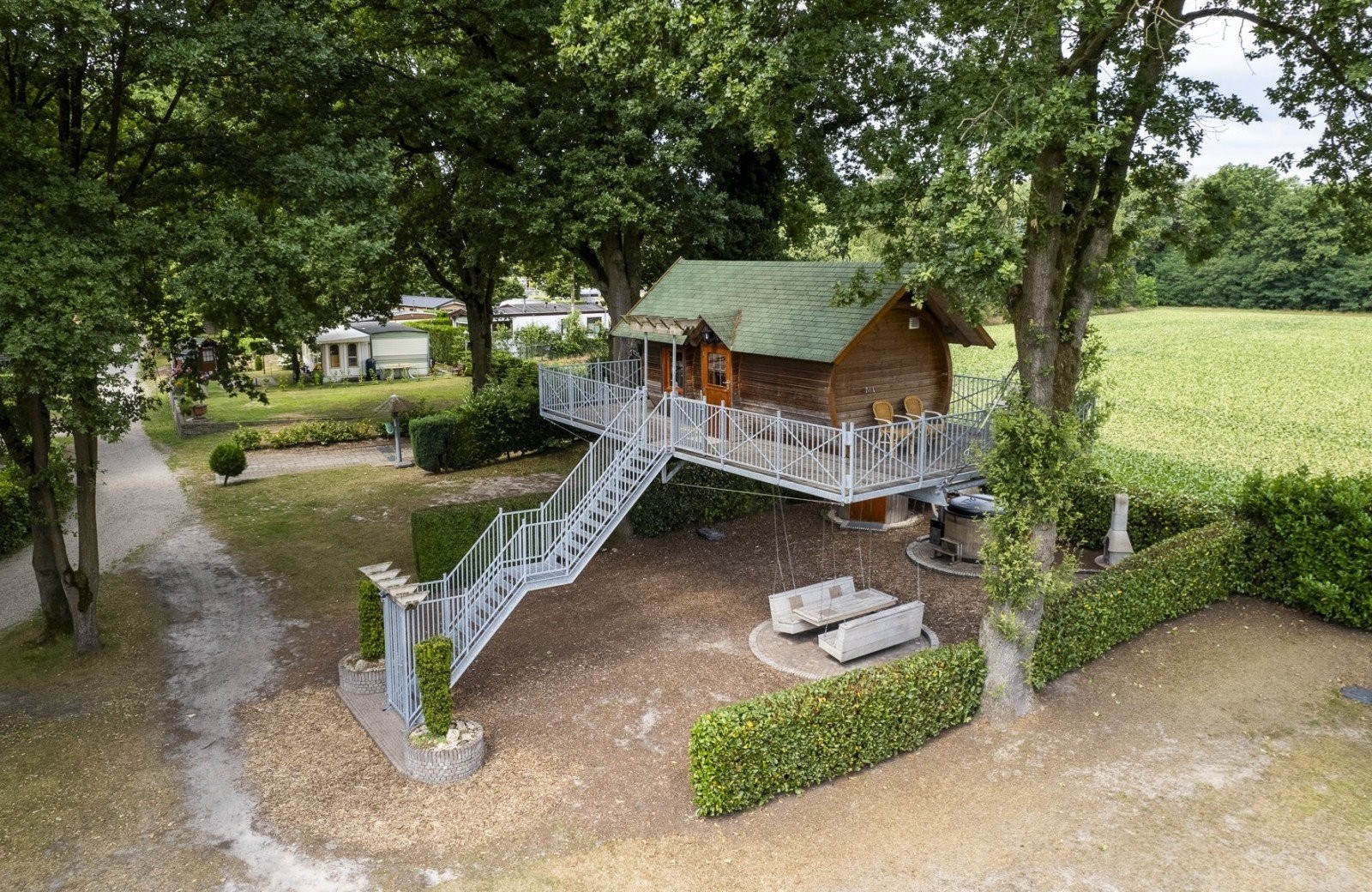Unieke Boomkampeerton met houtgestookte privé hottub