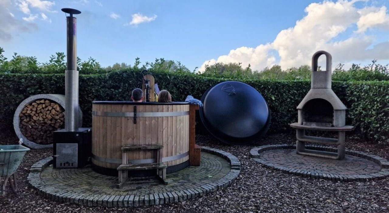 Unieke Boomkampeerton met houtgestookte privé hottub