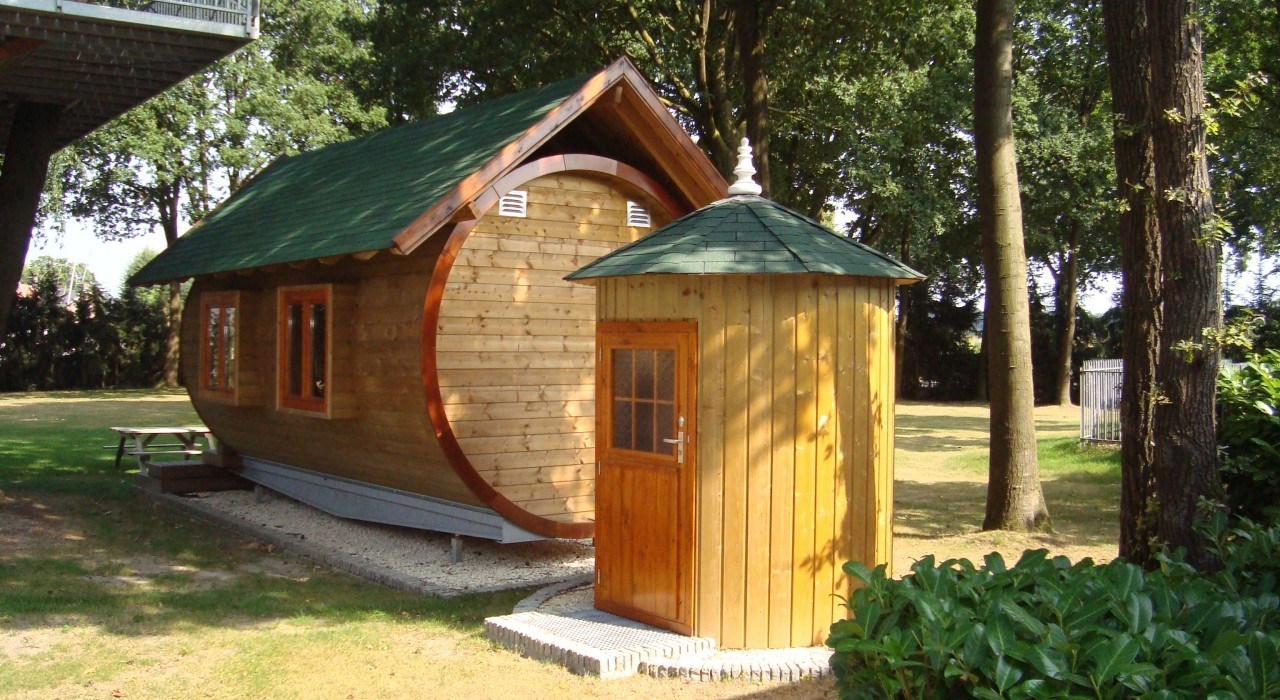 Origineel overnachten in een Kampeerton