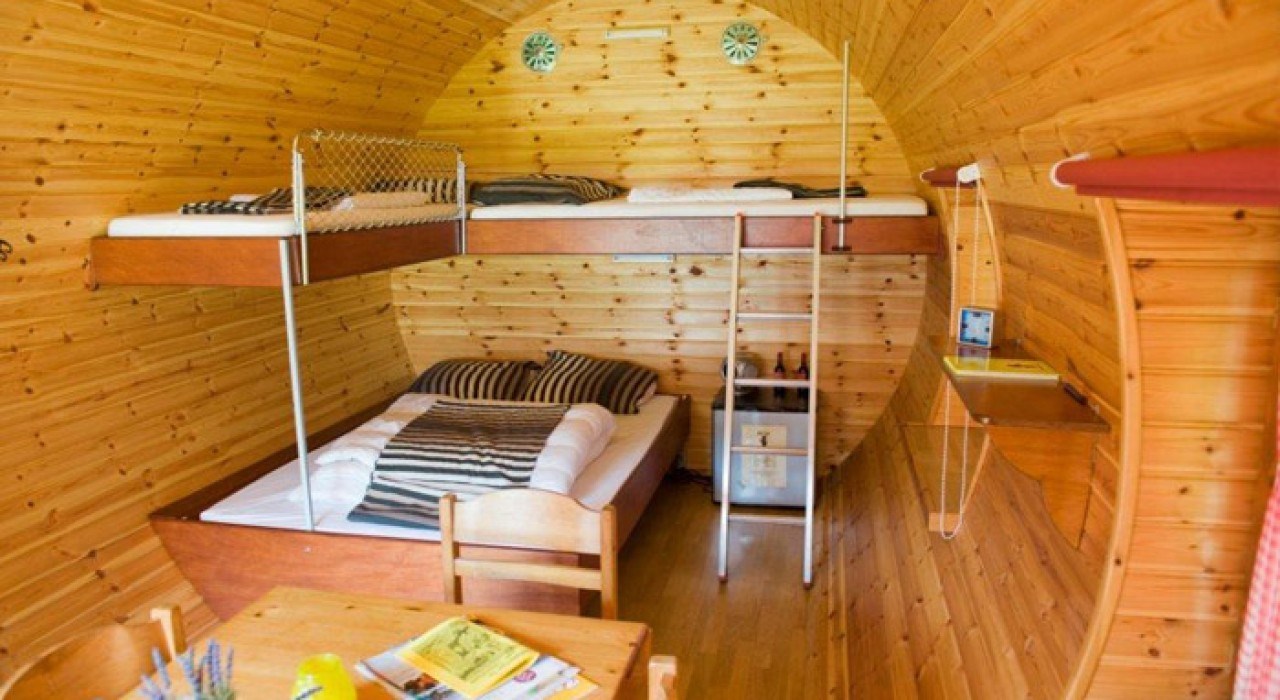 Origineel overnachten in een Kampeerton