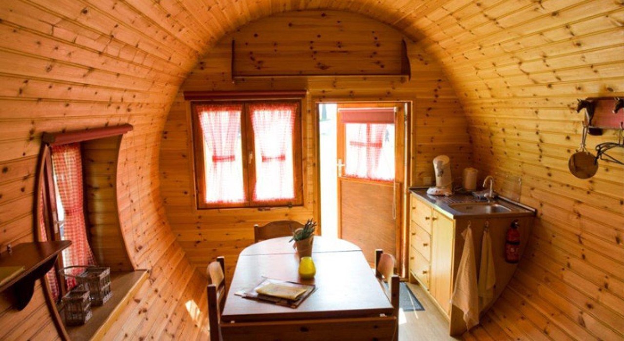 Origineel overnachten in een Kampeerton