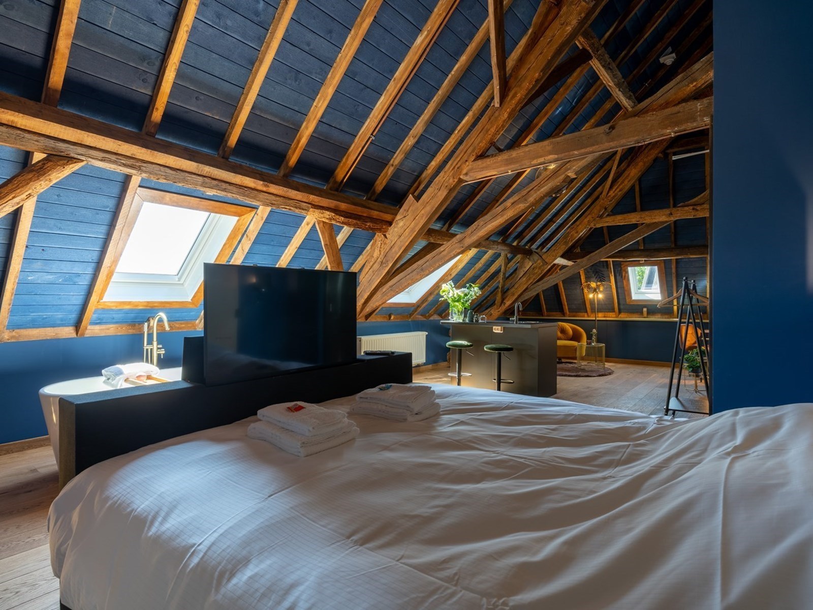 Suite met vrijstaand bad in een boetiek hotel in een voormalige Pastorie