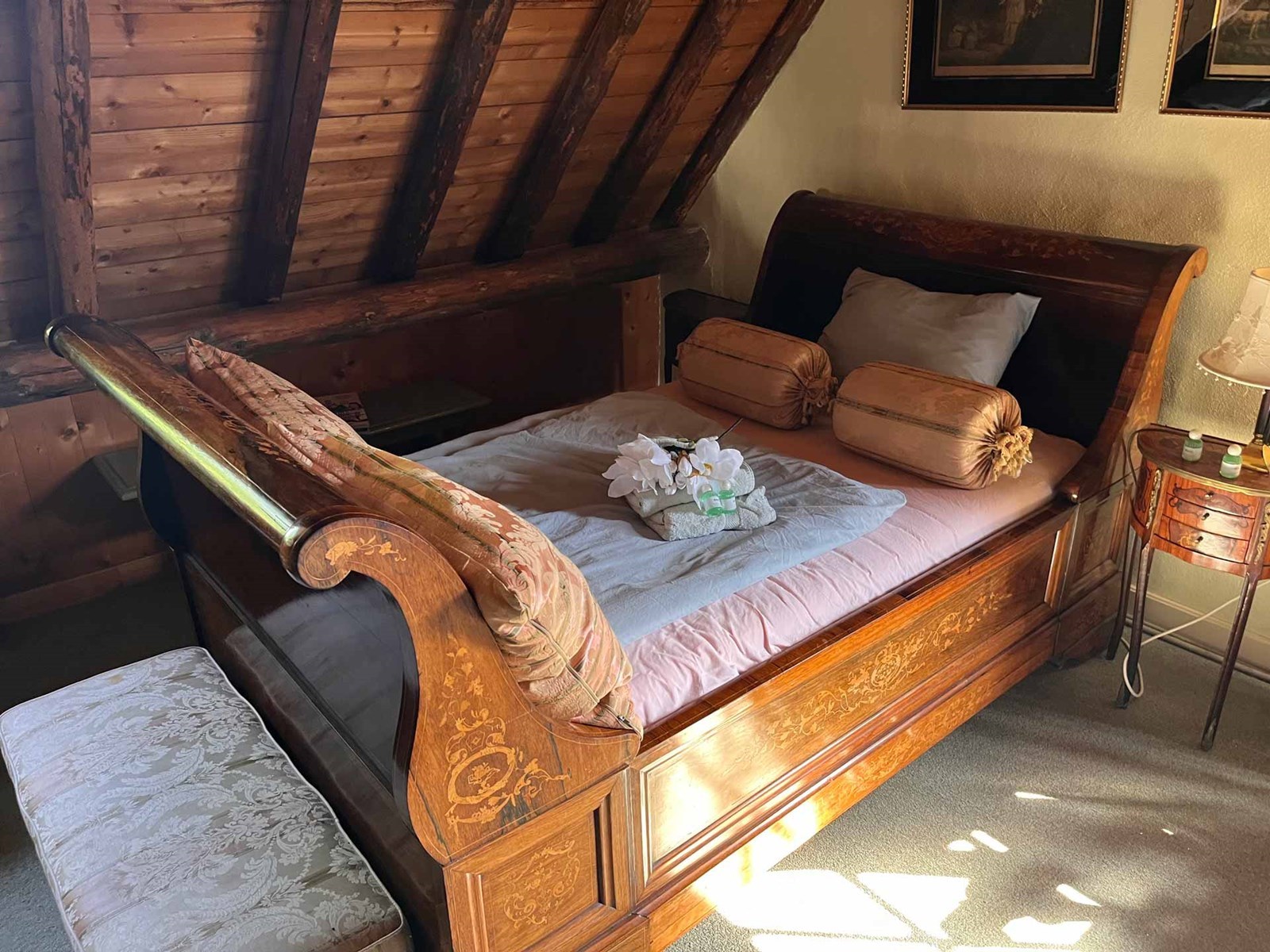 Romantische kamer met bedstee in een Rijksmonument uit 1850