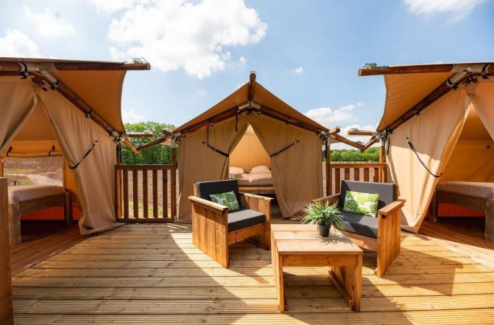 Boomhut tent met uitzicht over de rivier