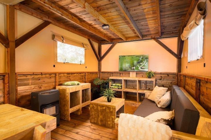 Boomhut tent met uitzicht over de rivier