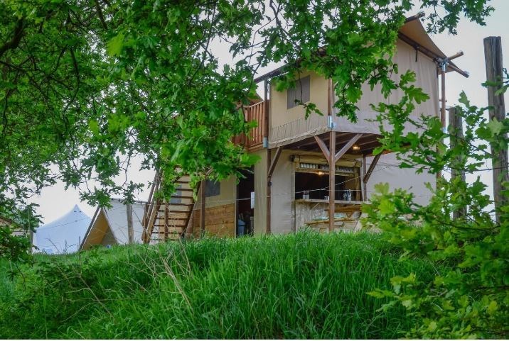 Boomhut tent met uitzicht over de rivier