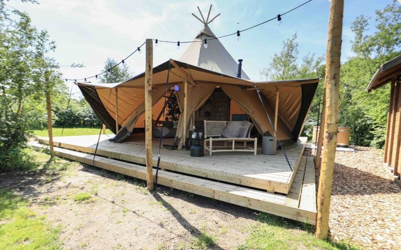Luxe Tipi tent met hottub op alpacafarm