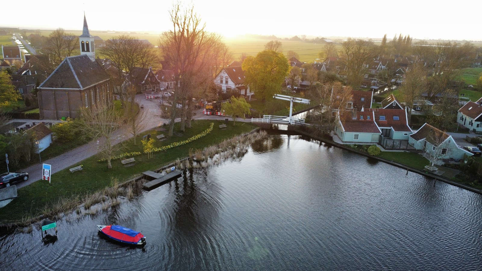 Slapen en varen op een tentboot in Waterland